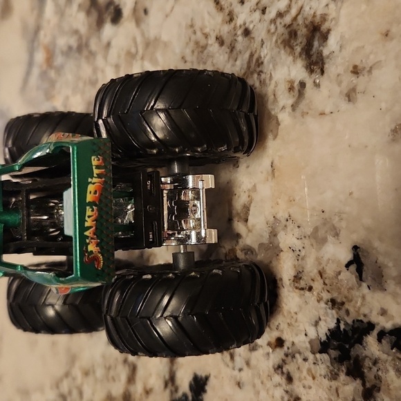 Hot Wheels Monster Trucks Fan Favorites Snake Bite 1:64 scale - Picture 6 of 9